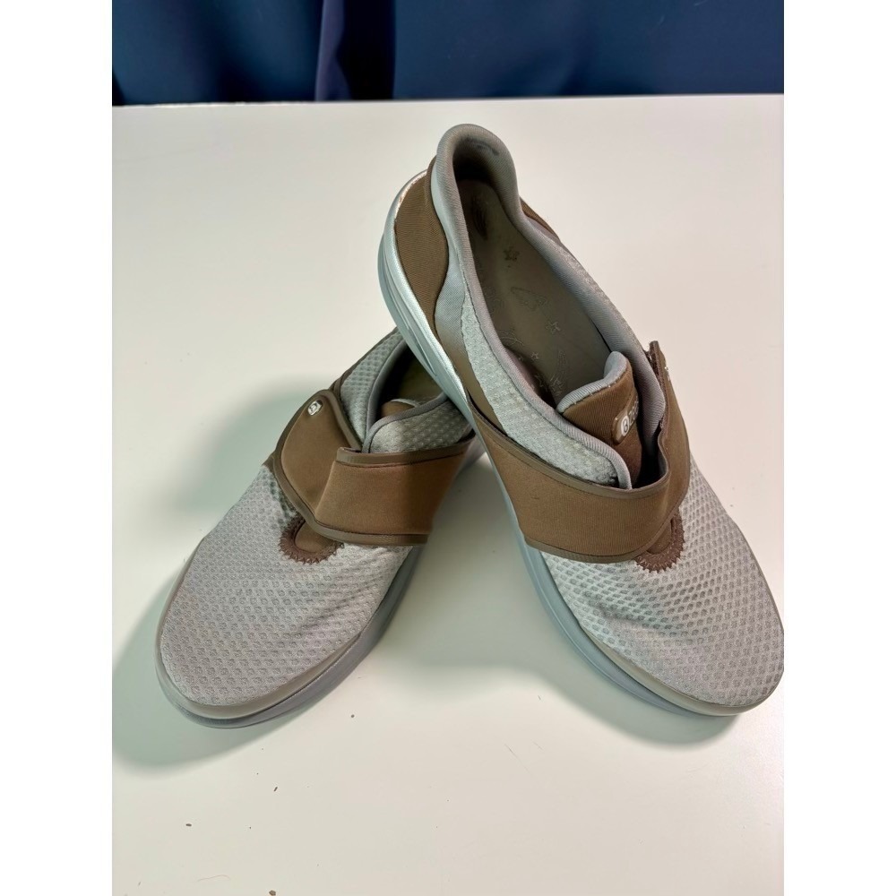 Bzees Womens Roxy Mesh Slip On Walking Sneakers Sz 8.5M Grey Brown Comfort Shoes